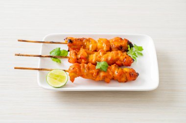 Baharatlı ve otlu ızgara tavuk şişi.