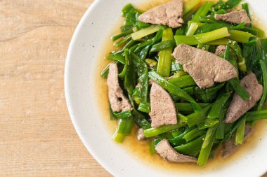 Domuz ciğeri ile karıştırılmış soğan kökü - Asya usulü.