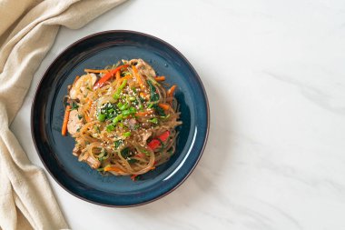 Japchae ya da karışık Kore vermicelli erişte sebzeli ve üzerine beyaz susamlı domuz eti - Kore geleneksel yemek tarzı