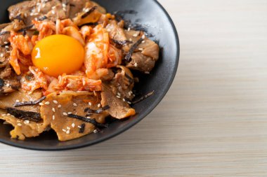 Kore usulü turşulu yumurta turşulu domuz bulgogi pirinç kasesi.