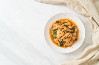 Kızarmış tavuğu acı biber ezmesi ya da biber ezmesi ile karıştırmak - Asya yemeği tarzı