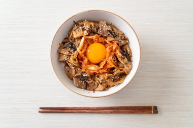 Kore usulü turşulu yumurta turşulu domuz bulgogi pirinç kasesi.