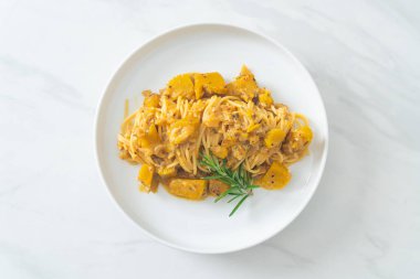 kabaklı spagetti makarna alfredo sosu - vegan ve vejetaryen yemek tarzı