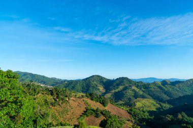 Tayland 'daki Chiang Rai' de mavi gökyüzü olan güzel dağ tepesi tabakası.