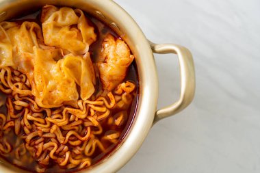 Kore usulü hamur köfteli erişte. Kore usulü.