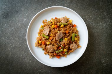 Domuz eti ve sebzeli pilav.