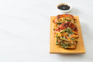 Pajeon veya Kore gözlemesi ve Kore kimçi krepi veya Kimchijeon - Kore geleneksel yemek tarzı