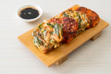 Pajeon veya Kore gözlemesi ve Kore kimçi krepi veya Kimchijeon - Kore geleneksel yemek tarzı