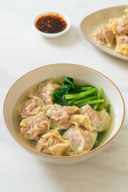 Domuz çorbası ya da sebzeli domuz köftesi çorbası - Asya yemeği tarzı.