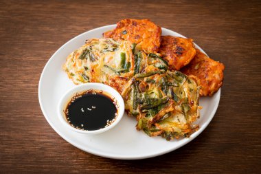 Pajeon veya Kore gözlemesi ve Kore kimçi krepi veya Kimchijeon - Kore geleneksel yemek tarzı