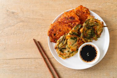 Pajeon veya Kore gözlemesi ve Kore kimçi krepi veya Kimchijeon - Kore geleneksel yemek tarzı