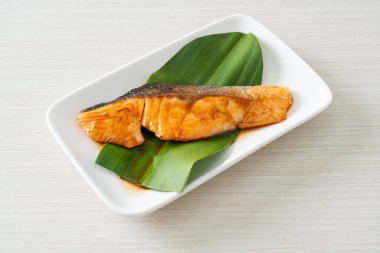 Japon usulü soya soslu ızgara somon bifteği.