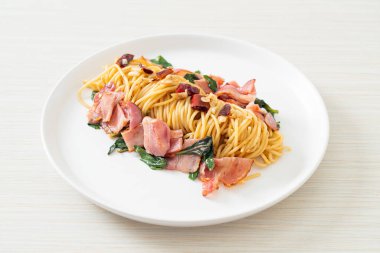 Kurutulmuş acı biber ve pastırmalı ev yapımı kızarmış spagetti.