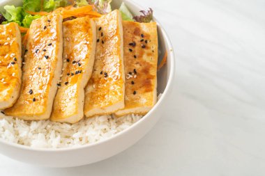Teriyaki tofu pirinç kasesi - vejetaryen ve vejetaryen yemek tarzı