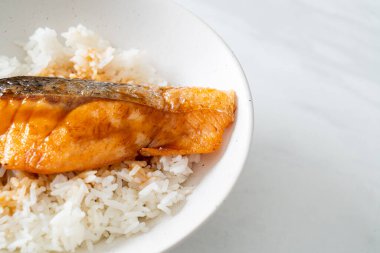 Soya soslu ızgara somon balığı. Japon usulü.