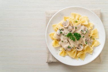 İtalyan usulü beyaz krema soslu farfalle makarna.