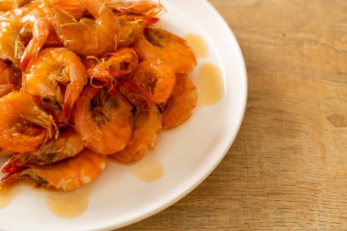 Tatlı karides, balık soslu ve şekerli Tayland yemeğidir. Asya usulü.