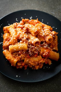Peynirli bolonez rigatoni makarna - geleneksel İtalyan makarnası