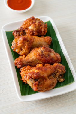 Balık soslu kızarmış tavuk budu.