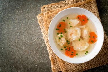 Beyaz kasede karides köftesi çorbası, Asya yemeği tarzı.