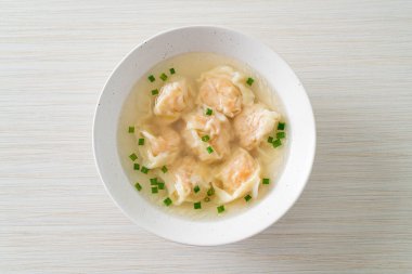 Beyaz kasede karides köftesi çorbası, Asya yemeği tarzı.