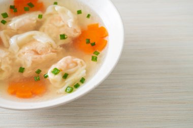 Beyaz kasede karides köftesi çorbası, Asya yemeği tarzı.