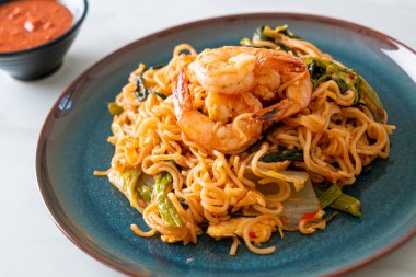 Karıştırılmış hazır erişteli sukiyaki, karidesli, Asya usulü.