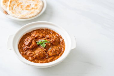 Hint usulü tavuk tikka masala baharatlı körili et yemeği roti veya naan ekmeği.