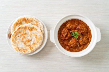 Hint usulü tavuk tikka masala baharatlı körili et yemeği roti veya naan ekmeği.
