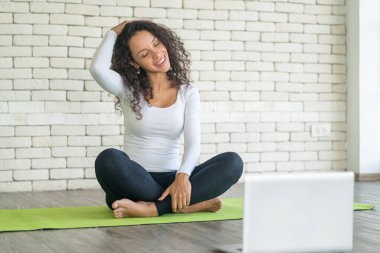 İnternette yoga öğreten Latin kadın etkileyicisi