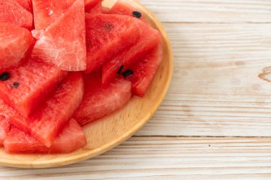 Tahta tabakta dilimlenmiş taze karpuz