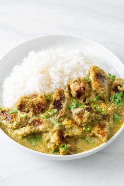 Yeşil körili Afgan tavuğu ya da Hariyali tikka tavuklu Hara masala - Asya usulü