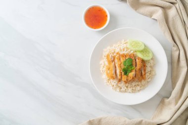 Kızarmış tavuklu pilav ya da Hainanese tavuklu pilav - Asya usulü.