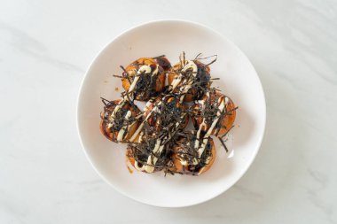 Takoyaki köftesi ya da ahtapot köftesi - Japon yemeği tarzı.