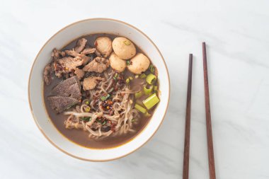 Domuz etli Tayland eriştesi, yahni, köfte ve domuz ciğeri kanlı çorba Tayland eriştesi usulü.