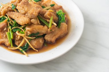 Çin kereviziyle Kızarmış Balık - Asya usulü