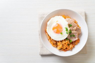 Kore usulü kızarmış yumurta ve domuz etli kimchi pilavı.