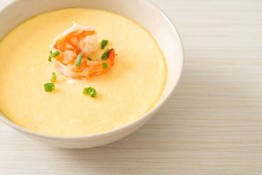 Karides ve taze soğanlı buğulanmış yumurta.