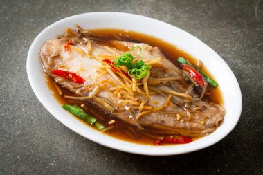 Soya soslu balık buğulama - Asya yemeği tarzı