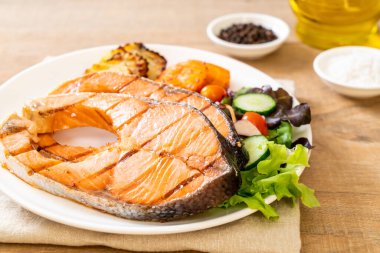 Çift ızgara somon bifteği ve sebzeli fileto.