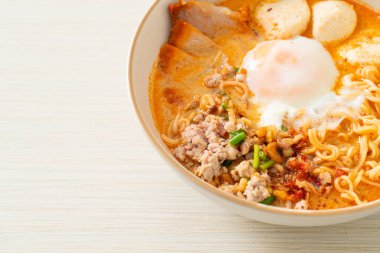 Baharatlı çorbada köfte ve domuz etli hazır şehriye mi yoksa Asya usulü Tom Erişte mi?