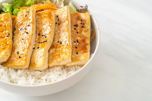 Teriyaki tofu pirinç kasesi - vejetaryen ve vejetaryen yemek tarzı