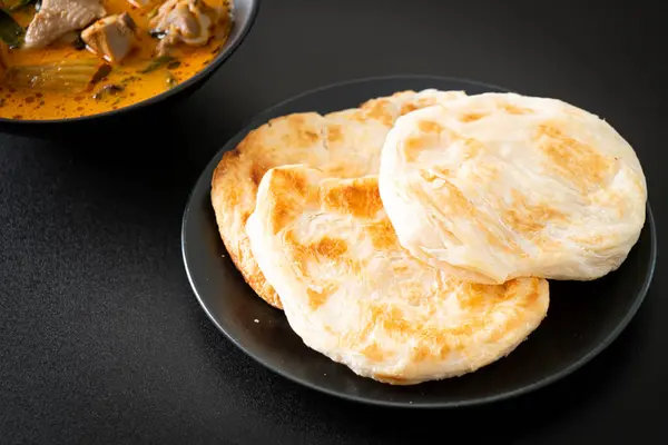 Körili tavuk çorbası Roti ile veya naan tavuk tikka masala - Asya yemeği tarzı