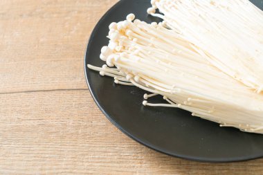 taze enoki mantarı ya da tabakta altın iğne mantarı