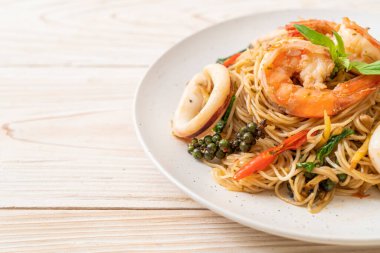 Fesleğenli, biberli, karidesli ve kalamarlı Çin eriştesi. Asya usulü.