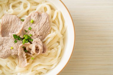 Ev yapımı udon eriştesi ve domuz etli çorba.