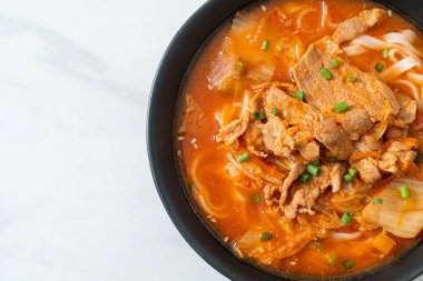 Kore udon eriştesi ve kimchi çorbası, Asya usulü.