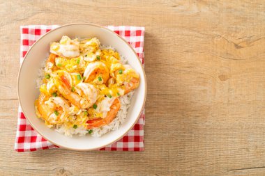 Ev yapımı kremalı omlet ve karides kasesi.