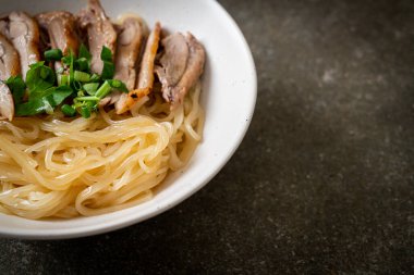 Beyaz kasede kurutulmuş ördek eriştesi. Asya usulü.