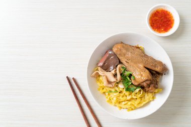 Yumurtalı erişte, kurutulmuş ördekle servis edilir. Asya usulü.